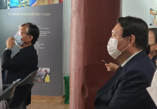 석동현 변호사가 지난 26일 전라북도 금산사에서 진행된 조계종 전 총무원장 월주스님 영결식에 참석한 윤석열 전 검찰총장의 사진을 게재했다. 석동현 변호사 SNS